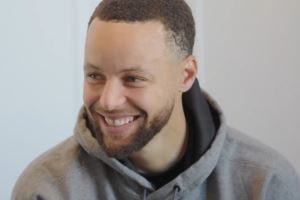 库里：我不会唱歌&音色音准不出色 家人比我唱得好 尼欧的歌很酷