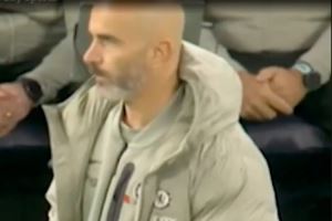 马雷斯卡比赛中手插裤兜挠私处，球迷吐槽：他的蛋蛋总是很痒