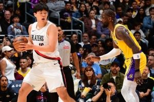 明天西部第三VS第四!ESPN预测胜率:背靠背的湖人47% 开拓者53%