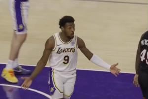 很像老詹啊😂！布朗尼被吹防守犯规 摊手表示不解~