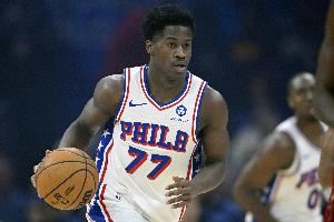 一飞冲天！埃奇库姆持球直杀内线 腾空暴起双手灌筐