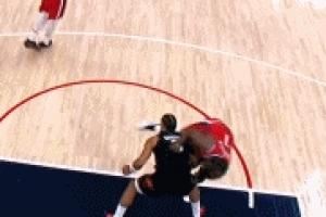 裁判没表示!哈登被狄龙顶到腹部 双方爆发口角被拉开!