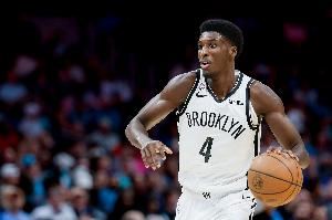 接锅球！20号秀鲍威尔弧顶迎着布里奇斯命中压哨三分